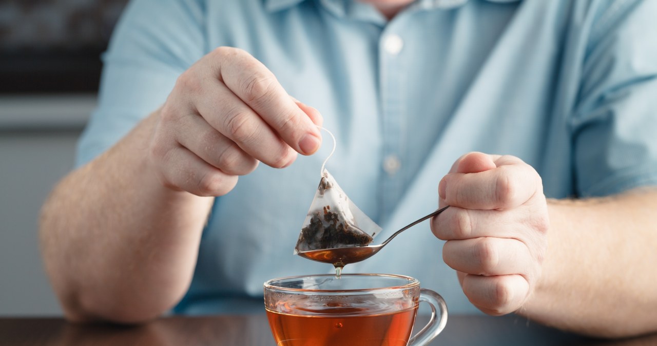 Herbata zawdzięcza swoje korzystne właściwości głównie polifenolom, które mają działanie antyoksydacyjne /123RF/PICSEL