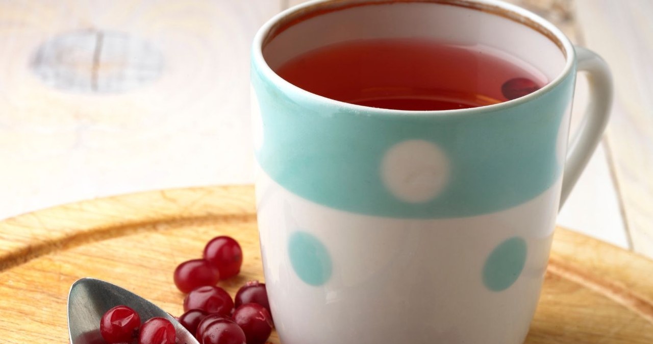 Herbata ze świeżą żurawiną wspiera walkę z jesiennymi infekcjami /agphotographer /Canva Pro