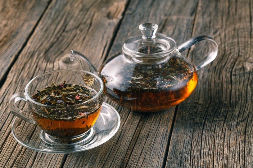 Herbaty z ziół mogą przynieść ulgę. /123RF/PICSEL