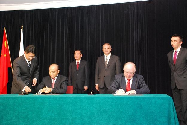 Herbert Wirth, prezes KGHM podpisuje list. China Minmetals Corporation reprezentuje Li Fuli /
