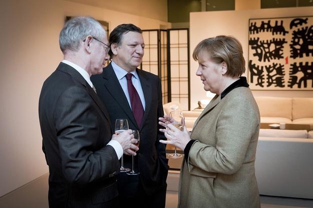 Herman Van Rompuy (L),  Jose Manuel Barroso i Angela Merkel (P) /AFP