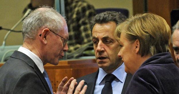 Herman Van Rompuy (L), Nicolas Sarkozy (Ś) i Angela Merkel (P) /AFP