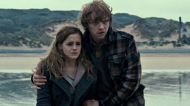 Hermiona i Ron (Emma Watson, Rupert Grint) okazali się najbardziej kasową parą ostatniej dekady /materiały prasowe