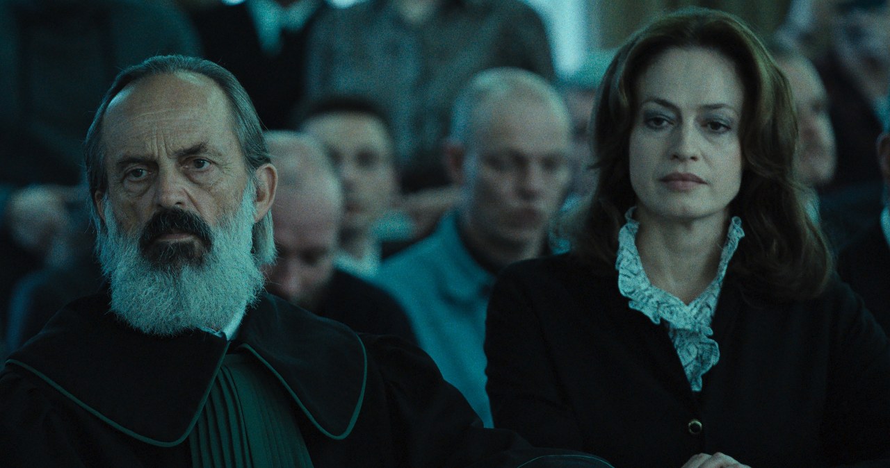 "Heweliusz": Jacek Koman (mecenas Budzisz) i Magdalena Różczka (Jolanta Ułasiewicz) /Robert Pałka /Netflix