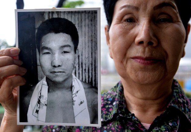 Hideko Hakamada – siostra byłego boksera Iwao Hakamady ze zdjęciem brata. 20.05.2013 r. /AFP PHOTO / FILES / KAZUHIRO NOGI /East News