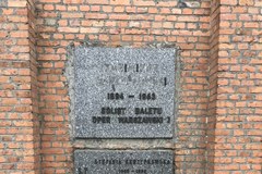 Hieny cmentarne okradają warszawskie Powązki