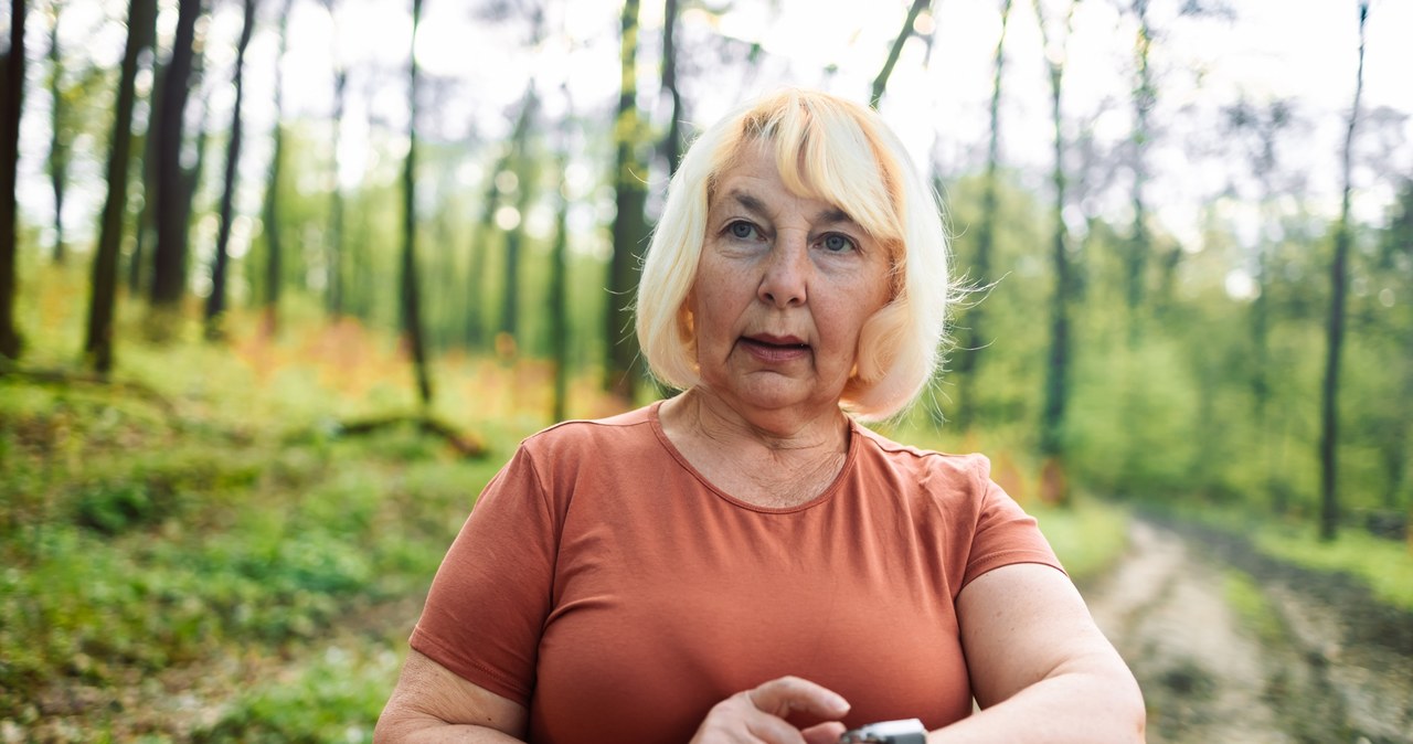 Hiking nie tylko poprawia samopoczucie i odmładza. Dlaczego warto spacerować na łonie natury? /123RF/PICSEL