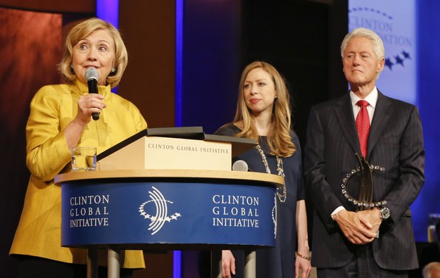 Hillary, Chelsea i Bill Clintonowie podczas sesji fundacji byłego prezydenta USA Clinton Global Initiative, 24 września /RAY STUBBLEBINE /PAP/EPA