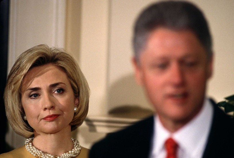 Hillary Clinton parzy na Billa, który deklaruje: "Nie miałem seksualnych kontaktów z tą kobietą, Monica Levinsky" / Sipa USA /East News