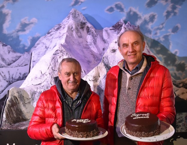 Himalaiści, pierwsi zdobywcy Mount Everestu zimą, Krzysztof Wielicki (L) i Leszek Cichy /Jacek Bednarczyk /PAP