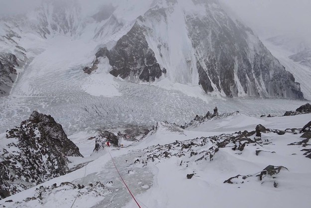 Himalaiści podczas wspinaczki na K2 /Marek Chmielarski/Polski Himalaizm Zimowy 2016-2020 im. Artura Hajzera/Facebook /