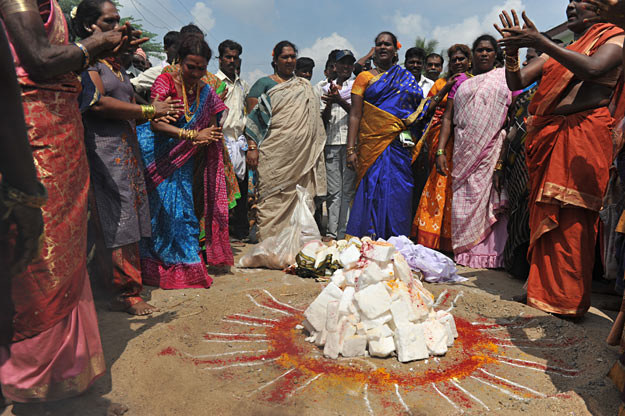 Hinduscy transseksualiści tańczą na przywitanie boga Arawana, Indie /AFP