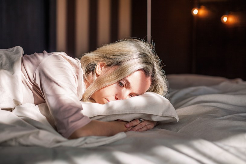 Hipniczne bóle głowy dokuczają tylko w nocy i wybudzają ze snu. Częściej z ich powodu cierpią kobiety /123RF/PICSEL