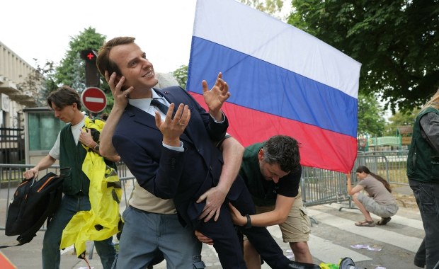 "Hipokryzja Macrona". Nietypowy protest przed ambasadą Rosji