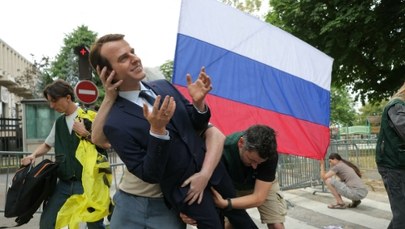 "Hipokryzja Macrona". Nietypowy protest przed ambasadą Rosji