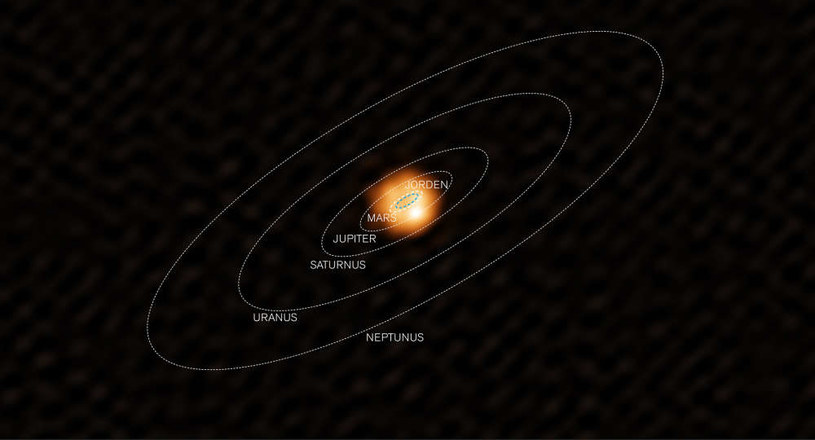 Hipotetyczny schemat przedstawiający W Hydrae w centrum Układu Słonecznego /materiały prasowe