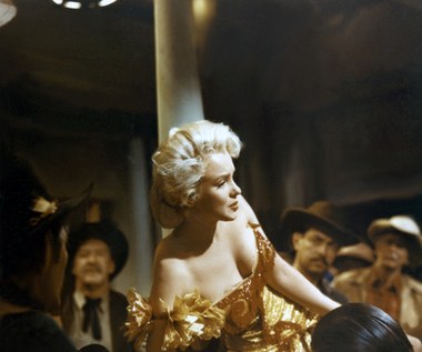 Hipotezy na temat życia i śmierci mnożą się z każdą rocznicą urodzin Marilyn Monroe. W chwili śmierci miała zaledwie 37 lat, więc gdyby żyła wciąż miałaby wiele do powiedzenia na temat swojej bujnej kariery. Oprócz filmów pozostały po niej "Fragmenty" - zbiór niepublikowanych wcześniej prywatnych zapisków aktorki, jej przemyśleń, wierszy, listów do kolejnych psychoanalityków, które tworzą niezwykły portret wrażliwej, inteligentnej kobiety - diametralnie różny od tego, jaki dla potrzeb opinii publicznej wykreowały media.