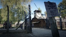 Historia Auschwitz w 33 przedmiotach. "Ta brama wzbudziła w nas nadzieję"
