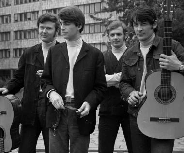 "Historia jednej znajomości" to kultowy hit z czasów PRL-u. Sprzeczały się o niego żony muzyków Czerwonych Gitar!