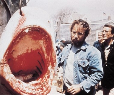 Historia, która stoi za powstaniem "Szczęk", sama może być materiałem do przeniesienia na ekran. Jak widać, mamy tu iście filmową historię - młody reżyser zmaga się ze wszystkimi przeciwnościami losu, aby ostatecznie, mimo otaczających go sceptyków, odnieść spektakularny sukces i zostać supergwiazdą. Jednak Spielbergowi udało się osiągnąć coś dużo bardziej znaczącego. Stworzył film, który przeniknął do społecznej świadomości kulturowej. Praktycznie każda osoba jest w stanie skojarzyć motyw muzyczny ze "Szczęk" i pobieżnie zna jego fabułę. A ten wyczyn udaję się naprawdę nielicznym.   