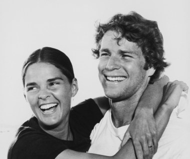 Historia "Love Story" narodziła się w głowie Ericha Segala, nauczyciela akademickiego, który wykładał grekę i łacinę. Swój scenariusz sprzedał Paramount Pictures. Gdy ruszyły prace nad filmem, wytwórnia poprosiła go, by na bazie "Love Story" stworzył też powieść. Ledwie 131-stronnicowa książka ukazała się w walentynki 1970 r, odnosząc wielki sukces, jeszcze przed premierą filmu. Historia miłości pochodzącego z bogatej rodziny studenta Harvardu, który żeni się z ubogą studentką, mimo sprzeciwu rodziców, została przeniesiona na ekran przez Arthura Hillera.

(PAP Life)