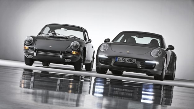 Historia motoryzacji skondensowana w dwóch autach: duże, wyłupiaste reflektory są charakterystyczne dla obu modeli, choć dzieli je pół wieku. Z lewej strony - Porsche 911 1963 r., z prawej - "911" 2013 r. /Porsche
