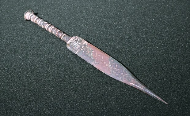 Historia o sztylecie wywołała burzę. Archeolodzy podważają wiek znaleziska