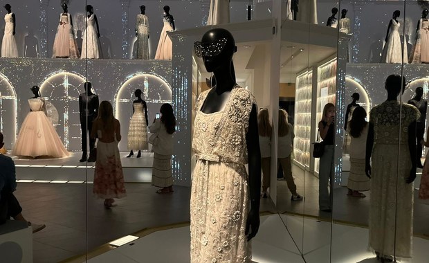 "Historia paryskiej mody w pigułce". Wystawa bije rekordy popularności