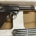 Historia ukryta na strychu. Zabytkowy pistolet trafił do muzeum