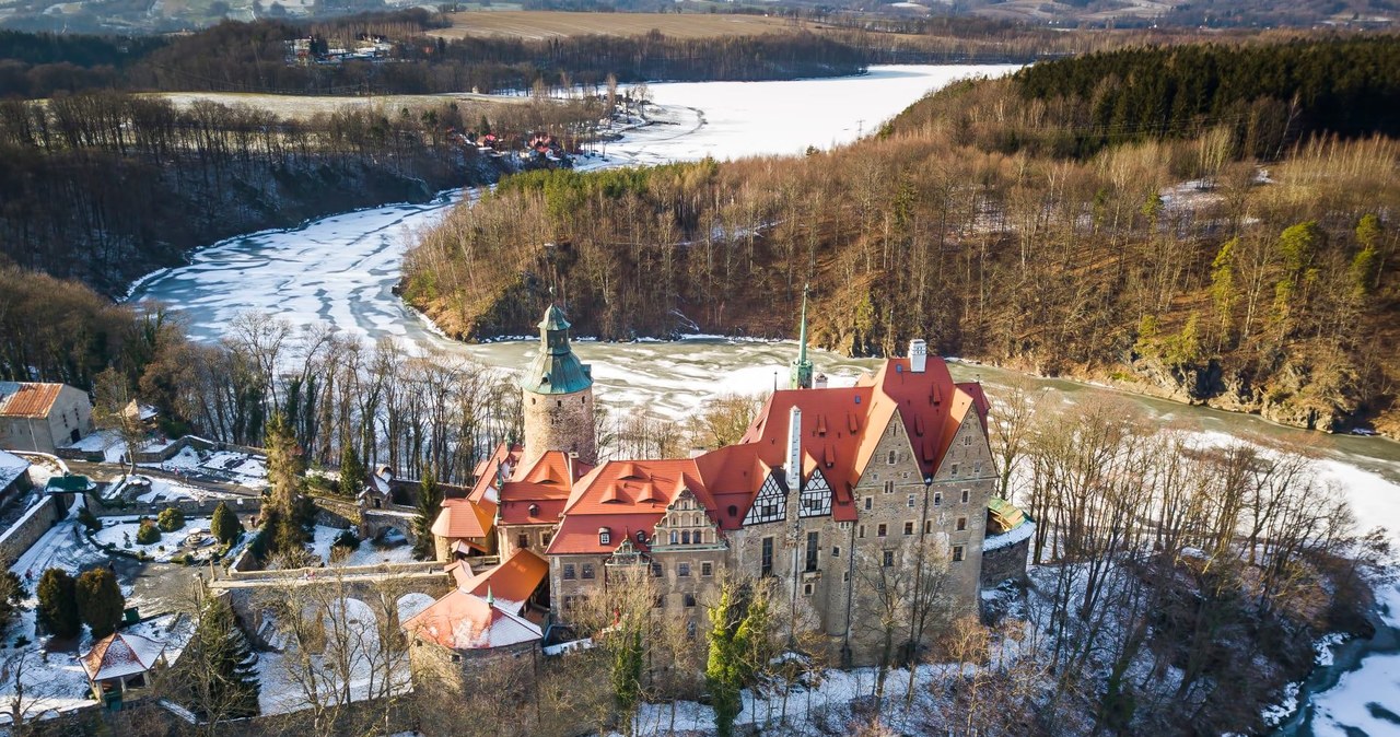 Historię nazistów w Zamku Czocha przedstawiał nawet Bogusław Wołoszański w popularnym programie "Sensacje XX wieku". Ostatecznie jednak nie ma dokładnych dowodów, na żadną wersję o aktywności Niemców podczas II Wojny Światowej w zamku /Zamek Czocha  /Facebook