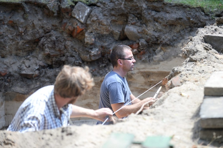 Historycy oceniają, że na Bródnie mogło zostać potajemnie pochowanych około 50 osób /Bartłomiej Zborowski /PAP