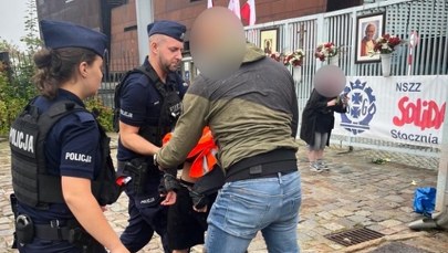 ​Historyczna brama stoczni pomazana farbą. Zarzuty dla dwójki aktywistów