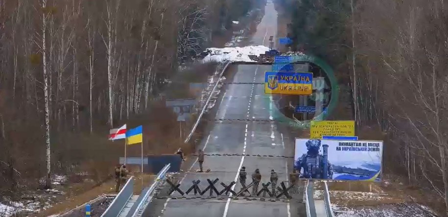 Historyczna flaga Białorusi na ukraińsko-białoruskim przejściu granicznym /@nexta_tv /Twitter