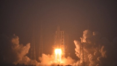 Historyczna misja na ciemną stronę Księżyca. Chiny wystrzeliły sondę