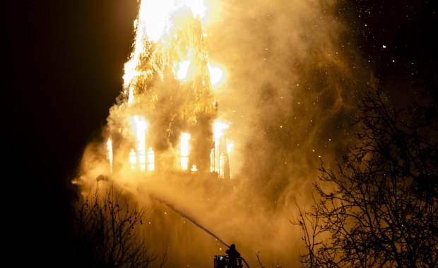 Historyczna świątynia w ogniu. Dramatyczne zdjęcia z Amsterdamu