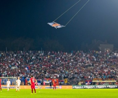 Historyczna wizyta premiera przesunięta. Powód: flaga "Wielkiej Albanii" nad stadionem