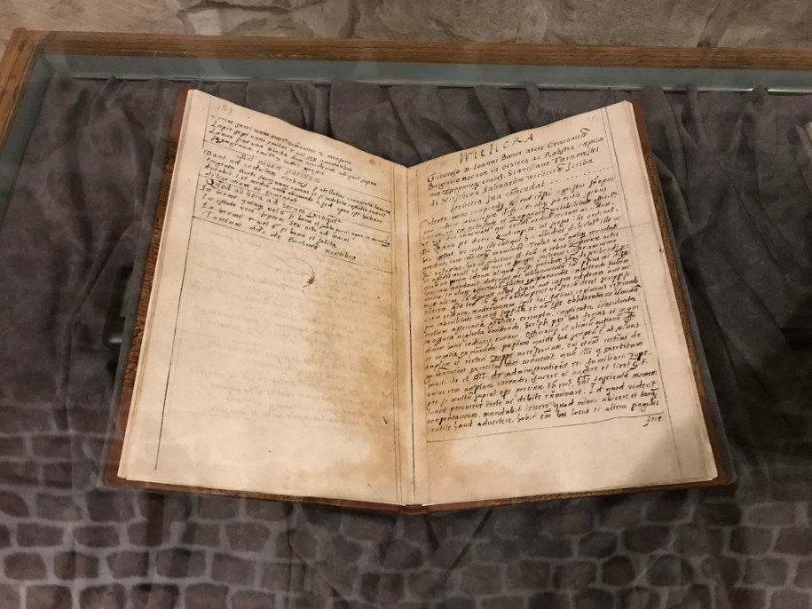 Historyczne dokumenty, związane z solnymi przedsiębiorstwami w Wieliczce i Bochni można oglądać na wystawie w Zamku Żupnym w Wieliczce /Marek Wiosło /RMF FM