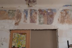 Historyczne freski na ścianach komendy policji w Gnieźnie