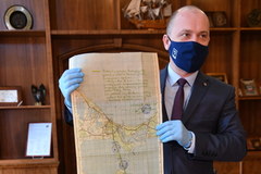 Historyczne odkrycie w Szczecinie: zbiór archiwaliów ukryty w szafie za boazerią