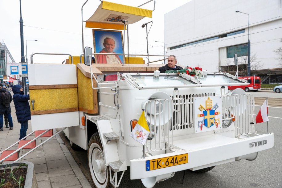 Historyczne papieskie papamobile / 	Rafał Guz    /PAP