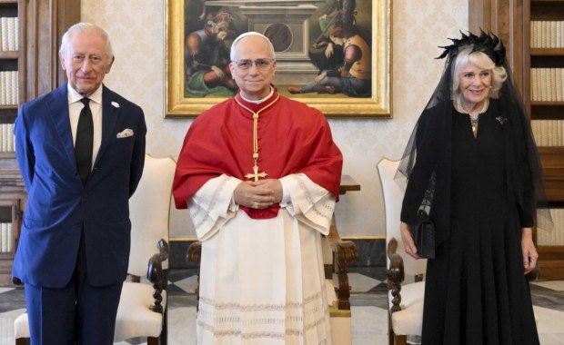 Historyczne sceny w Watykanie. Wspólna modlitwa Karola III z papieżem