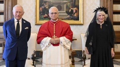 Historyczne sceny w Watykanie. Wspólna modlitwa Karola III z papieżem