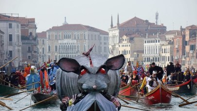Historyczne stroje i wymyślne gondole. Wenecki karnawał gromadzi tłumy