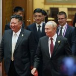 Historyczne uściśnięcie dłoni w Pekinie. Precedens w relacjach?