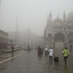 Historyczne wydarzenie w Wenecji: plac Św. Marka zalany, ale woda zatrzymana przed bazyliką