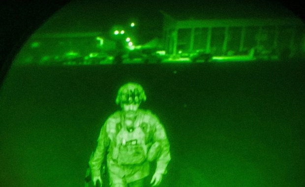 Historyczne zdjęcie. Ostatni żołnierz USA opuszcza Afganistan