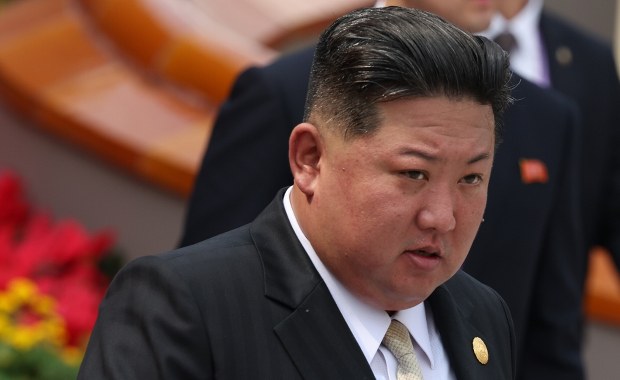 Historyczny gest w Pekinie: Wrogowie uścisnęli sobie dłonie