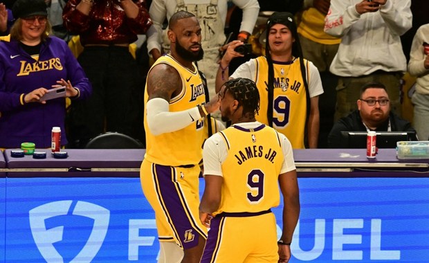 Historyczny moment: LeBron James z synem na boisku. NBA już gra