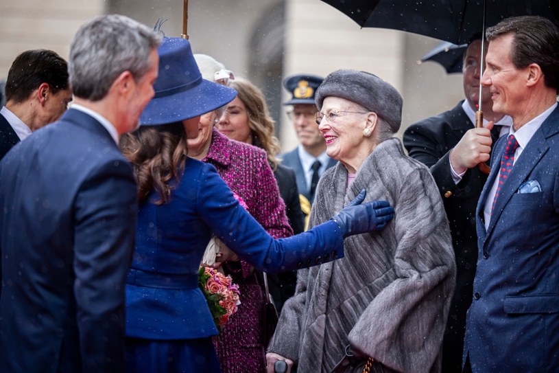 Historyczny moment, w którym królowa Maria całuje królową Małgorzatę II, zamiast dygnąć przed nią / Patrick van Katwijk / Contributor /Getty Images