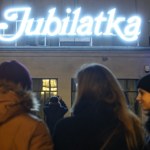 Historyczny neon nowohuckiej "Jubilatki" świeci jak dawniej